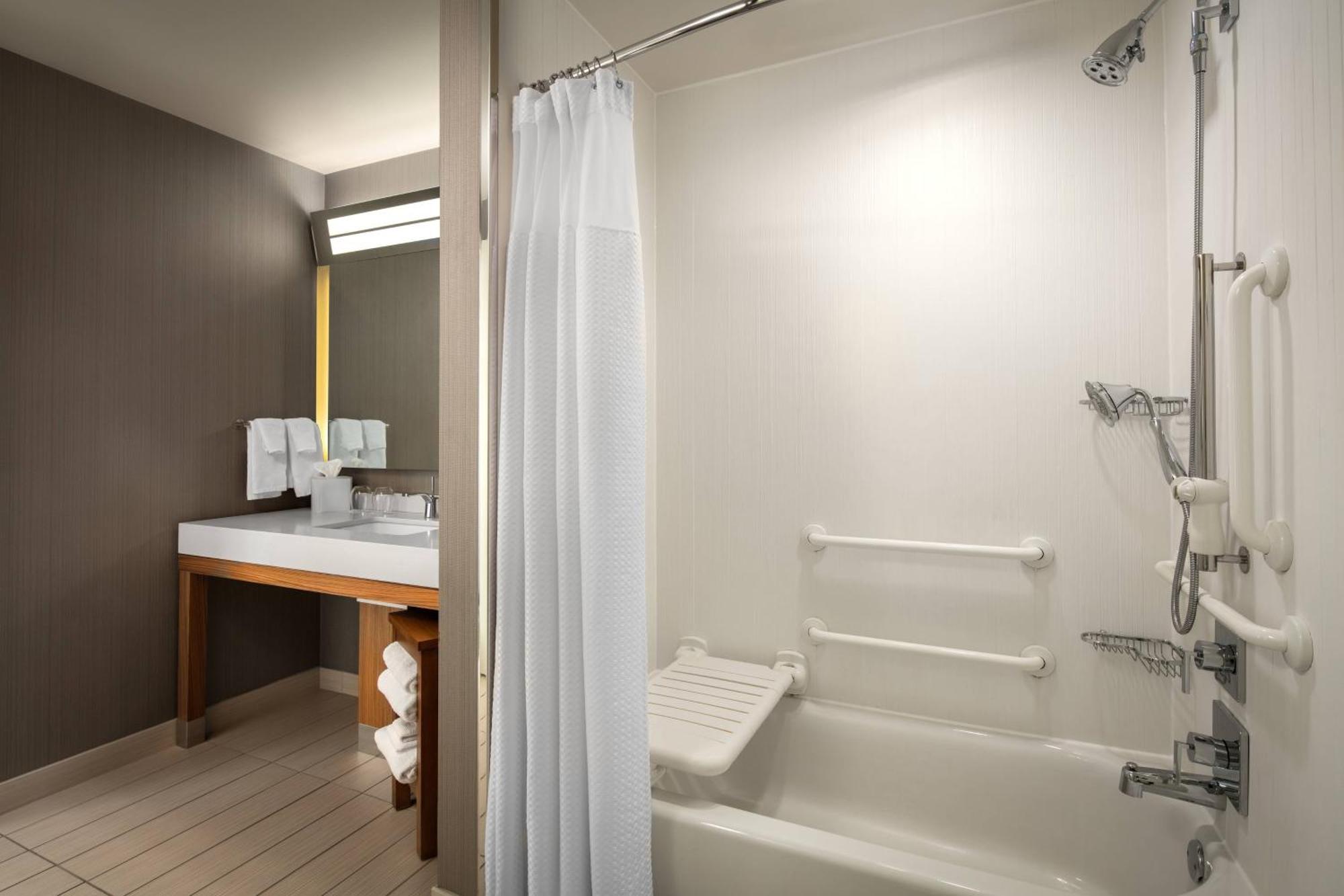 Courtyard By Marriott Erie Bayfront Exterior foto